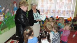 Wręczenie podziękowania p. Agnieszcze Hendrys - ekspedientce ze sklepu "Viktoria" pana Andrzeja Hełki